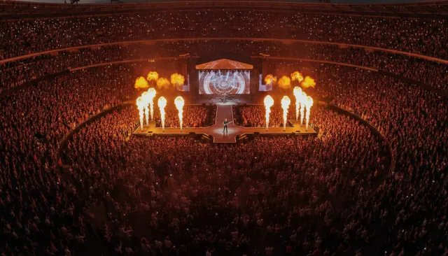 Arena Rock Pyrotechnic Spectacle look sample - Genre Rock Metal - 2000s